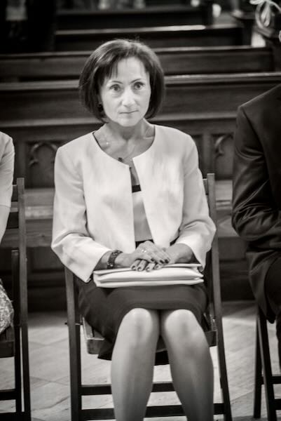 Romantyczna film ślubny w sali weselnej