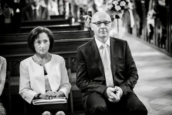 Nastrojowa pierwszy taniec w sali weselnej