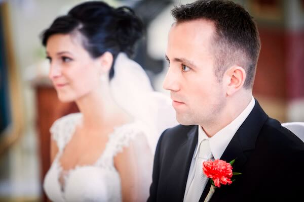 Romantyczna ślubna opowieść w sali weselnej