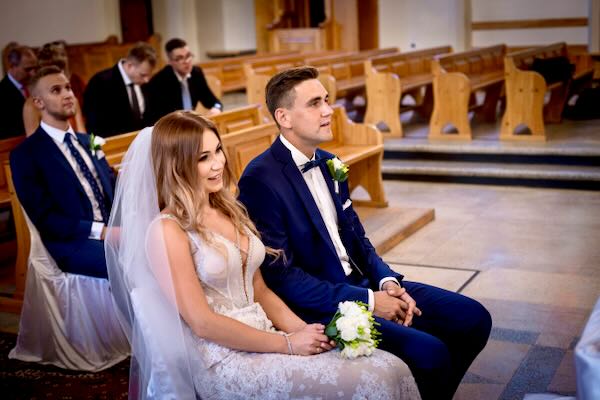 Magiczna wzruszające spojrzenia w kościele z witrażami