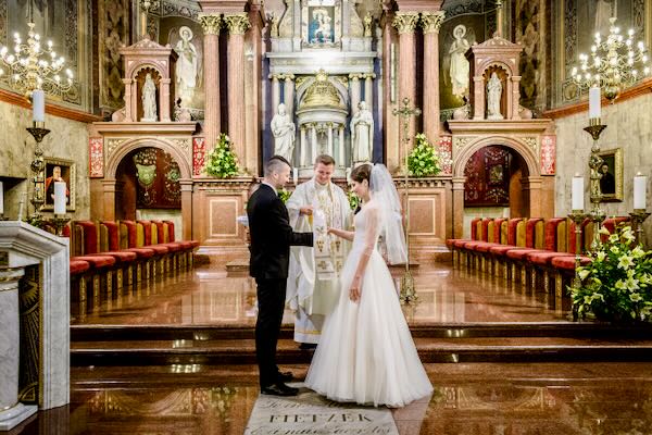 Elegancka chwila ciszy przed przysięgą na łące pełnej kwiatów