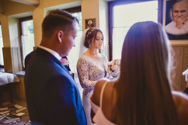 Zjawiskowa chwila ciszy przed przysięgą w górskim kościele