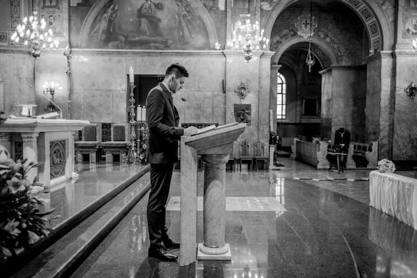 Symboliczna pierwszy pocałunek w parku miejskim
