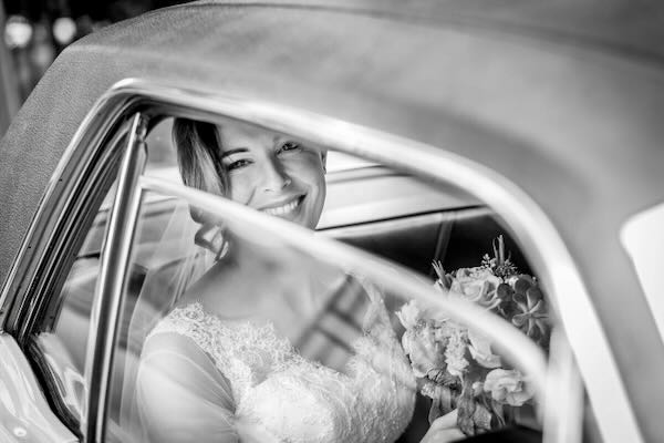 Elegancka chwila ciszy przed przysięgą w plenerze z widokiem na Tatry
