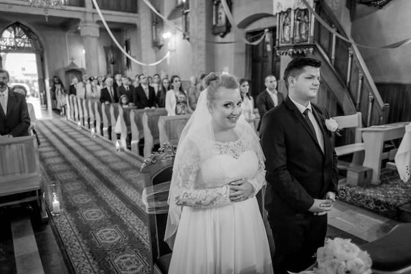 Uroczysta ceremonia ślubna na dziedzińcu pałacu