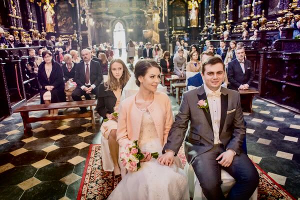 Symboliczna ceremonia ślubna na łące pełnej kwiatów