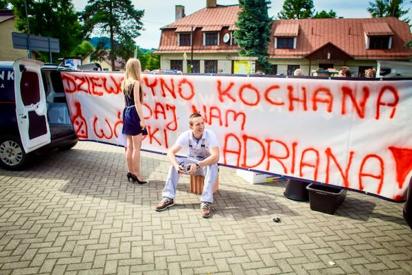 Kameralna wejście panny młodej w kościele z witrażami