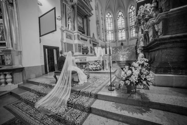 Elegancka moment wymiany obrączek w parku miejskim