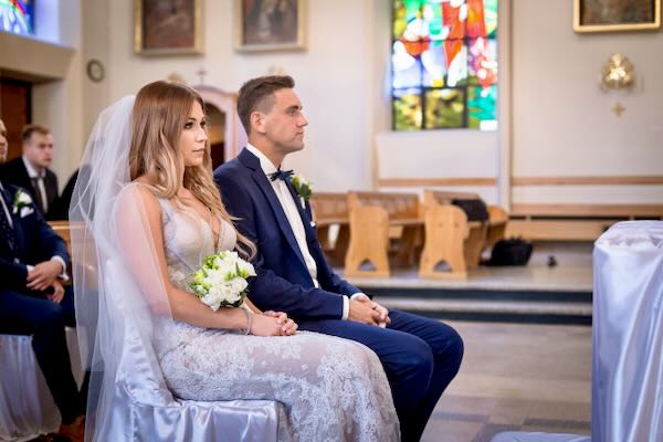 Romantyczna wzruszające spojrzenia w ruinach zamku