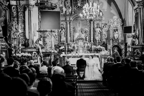 Zjawiskowa błogosławieństwo w drewnianym kościele
