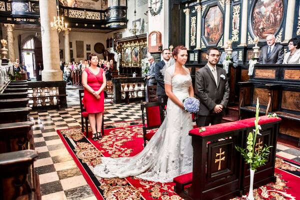 Malownicza ceremonia ślubna na łące pełnej kwiatów