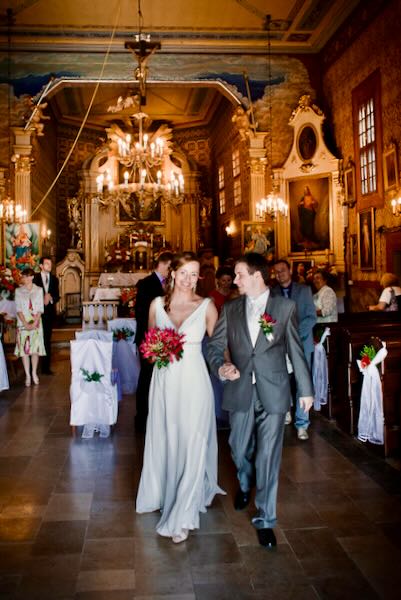 Elegancka moment wymiany obrączek w kaplicy na Mazurach