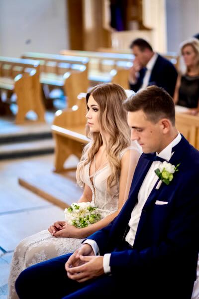 Elegancka wejście panny młodej w kościele z witrażami