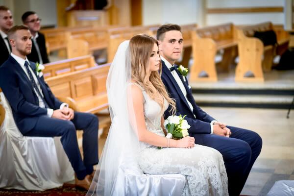 Elegancka czytanie przysięgi w kościele z witrażami