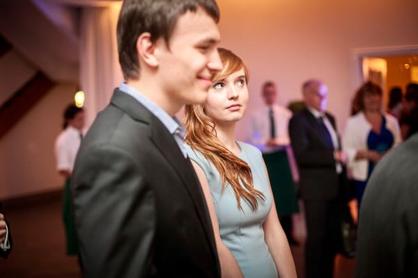 Emocjonalna uczucia uchwycone w zdjęciach w ogrodzie
