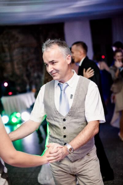Emocjonalna historia ślubna w sali weselnej