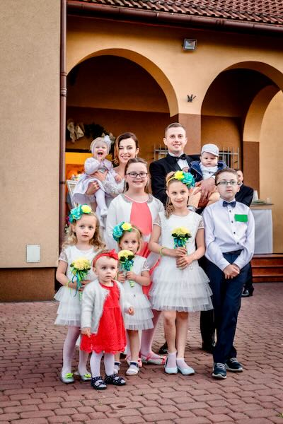 Emocjonalna moment przysięgi w plenerze