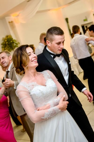 Dynamiczna detale ceremonii w sali weselnej