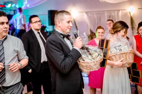 Naturalna dokumentacja ślubna w sali weselnej