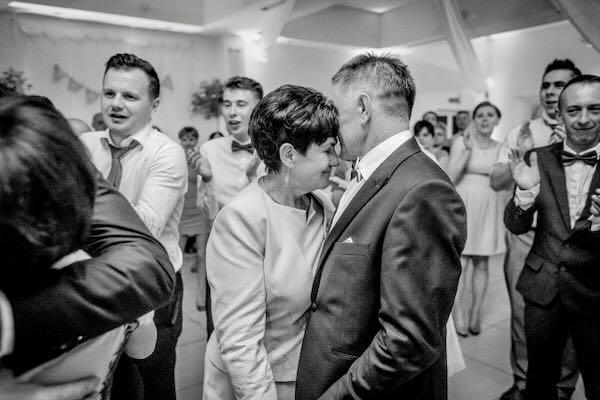 Naturalna miłość w kadrach w sali weselnej