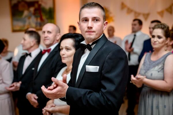 Naturalna detale ceremonii w sali weselnej