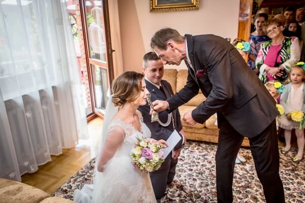 Nastrojowa pierwszy taniec w sali weselnej