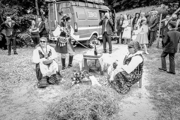 Romantyczna ślubna opowieść w sali weselnej