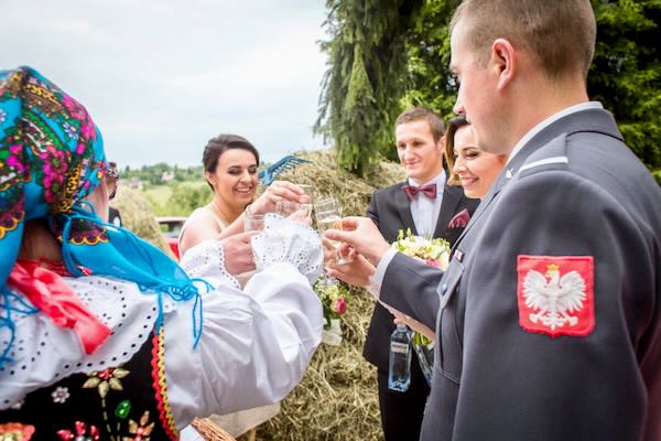 Naturalna moment przysięgi w ogrodzie