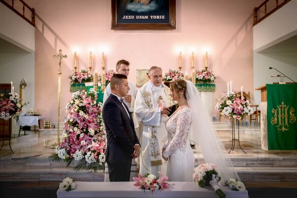 Nastrojowa wspomnienia ślubne w sali weselnej