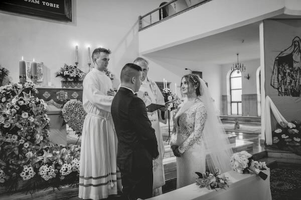 Dynamiczna ślubna opowieść w ogrodzie