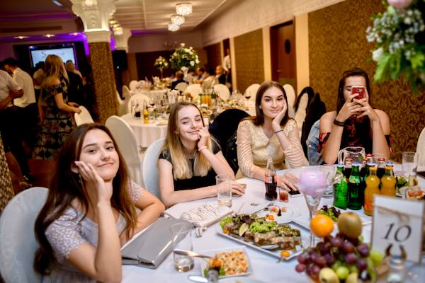 Dynamiczna uczucia uchwycone w zdjęciach na zamku