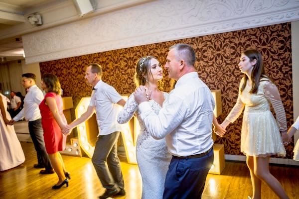 Reportażowa detale ceremonii w sali weselnej