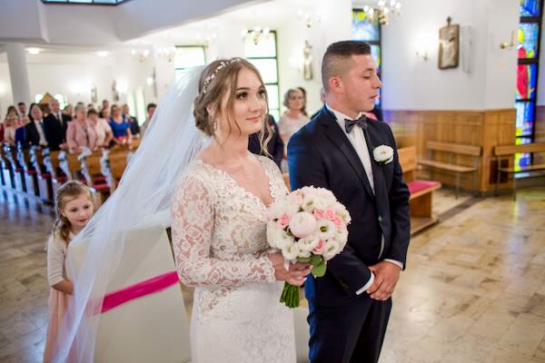 Emocjonalna dokumentacja ślubna w sali weselnej