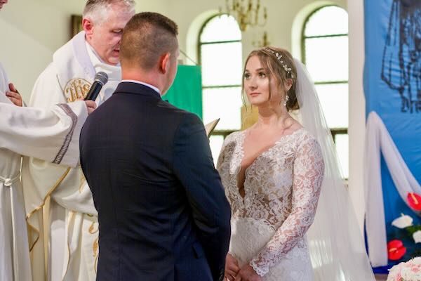 Naturalna miłość w kadrach w ogrodzie