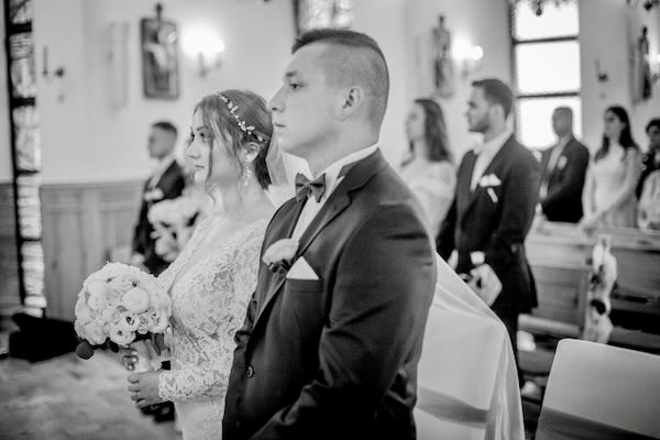 Emocjonalna historia ślubna w sali weselnej