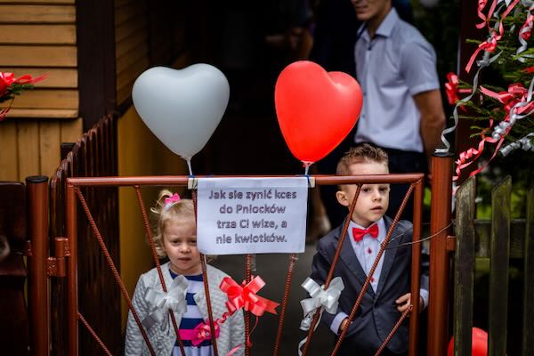 Spontaniczne zakładanie welonu na tarasie