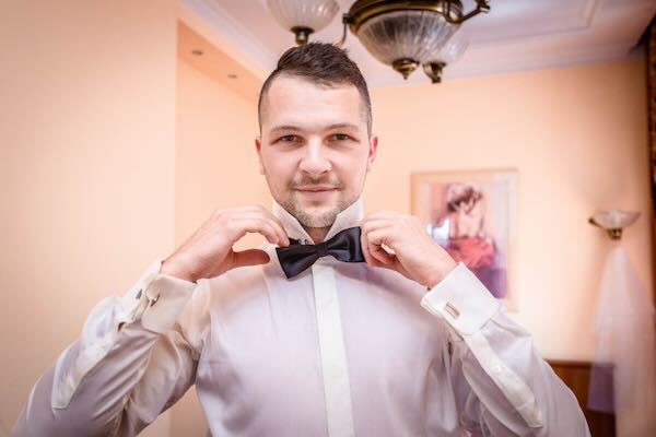 Subtelne błogosławieństwo rodziców na tarasie