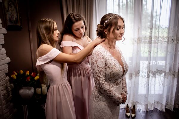 Pełne wzruszeń emocje w oczach mamy w górskiej chacie