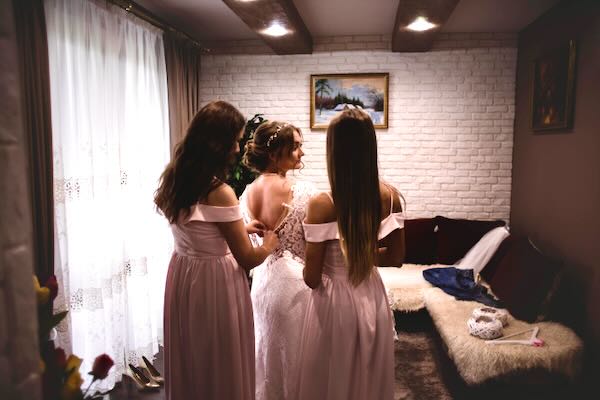 Autentyczne zakładanie welonu w apartamencie panny młodej