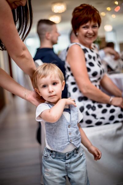 Nastrojowe ślubne momenty pełne miłości na wsi