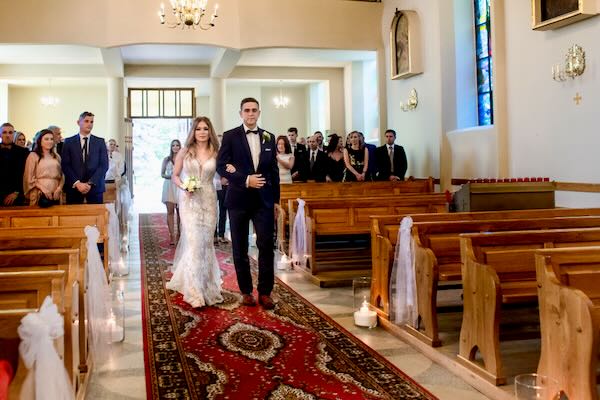 Romantyczne piękne kadry z wesela w nowoczesnej przestrzeni