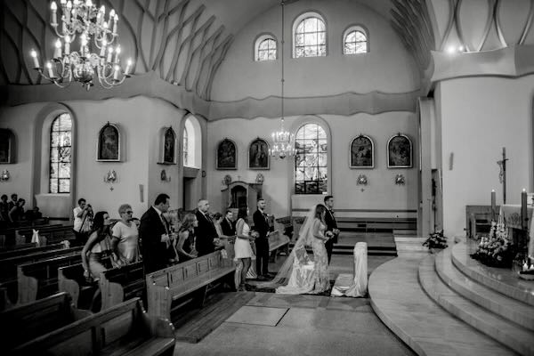 Artystyczne moment zaślubin na łonie natury