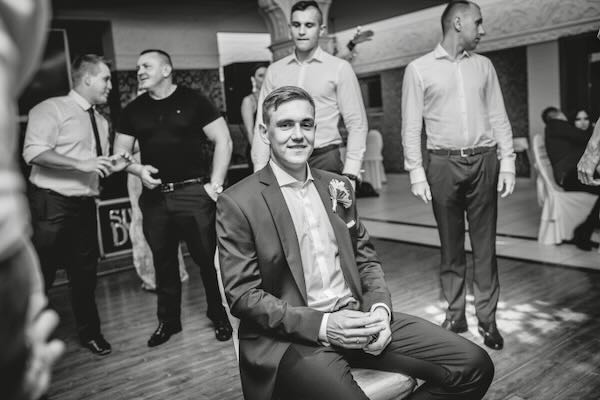 Naturalne historia ślubna w eleganckiej sali