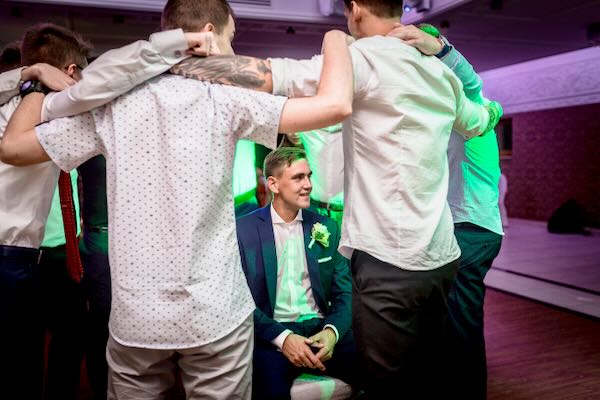 Stylowe piękne kadry z wesela w drewnianym dworku