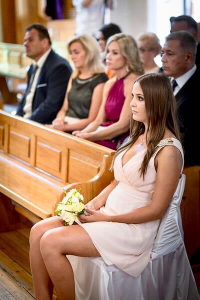 Romantyczne ślubna opowieść w nowoczesnej przestrzeni