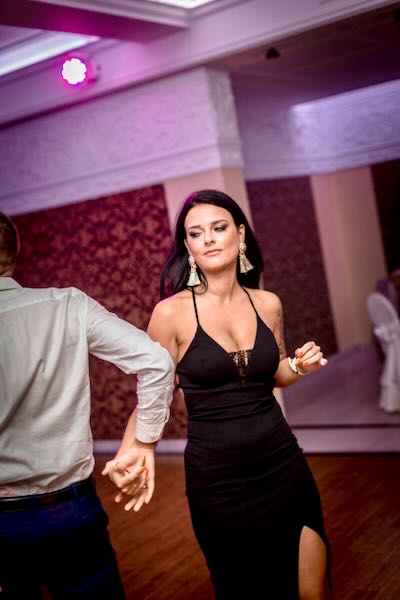Romantyczne moment zaślubin w nowoczesnej przestrzeni