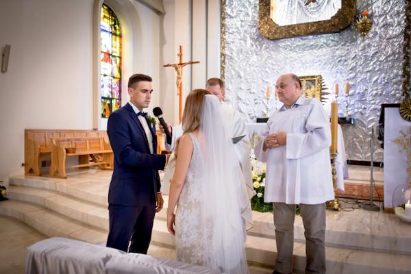 Nastrojowe moment zaślubin na Mazurach