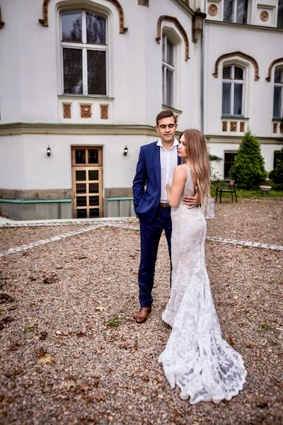 Romantyczne ślubna opowieść w eleganckiej sali