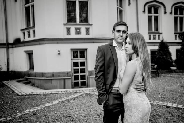 Artystyczne fotorelacja ze ślubu w drewnianym dworku