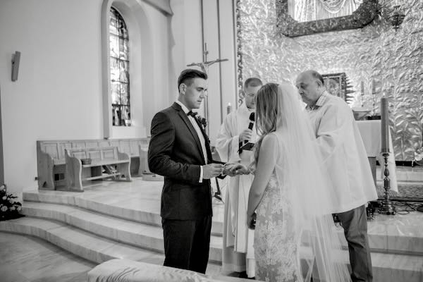 Artystyczne historia ślubna w drewnianym dworku